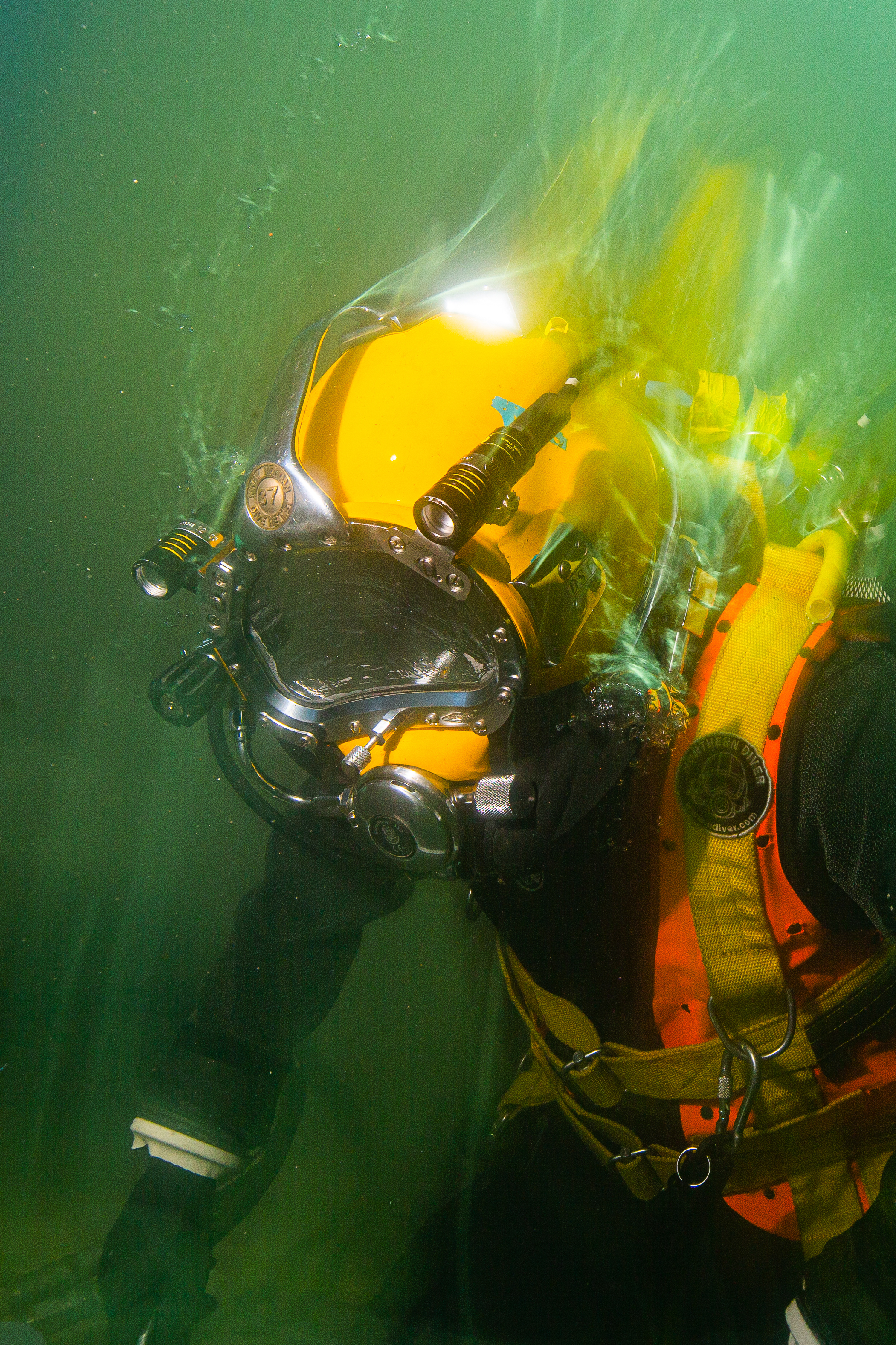 Plongeur casque jaune